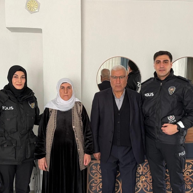 Özalp ilçesinde şehit ailelerine bayram ziyareti