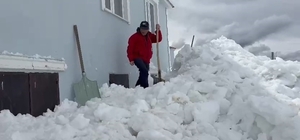 Gümüşhane’de akılalmaz olay: Ayılar bu kez kapıdan değil pencereden girdi Kar boyu ayılara yol oldu, ikinci kattan içeri girdiler