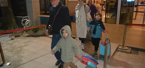 Midilli Adası'ndaki kriz çözüldü Midilli Limanı'nda mahsur kalan Türk tatilciler dört saatlik rötarla yurda döndü