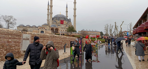 Tarih kenti Edirne’ye, bayramda yağmura rağmen ziyaretçi akını