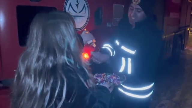 Kars'ta ilginç olay: Anahtar kapının üzerinde unutuldu, İtfaiye camdan girip kapıyı açtı