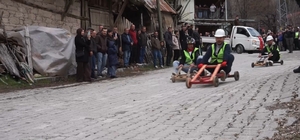 Fren yok, heyecan çok, geleneksel tahta araba yarışı bu yılda nefesleri kesti