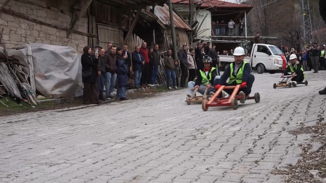 Fren yok, heyecan çok, geleneksel tahta araba yarışı bu yılda nefesleri kesti