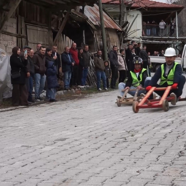 Fren yok, heyecan çok, geleneksel tahta araba yarışı bu yılda nefesleri kes...
