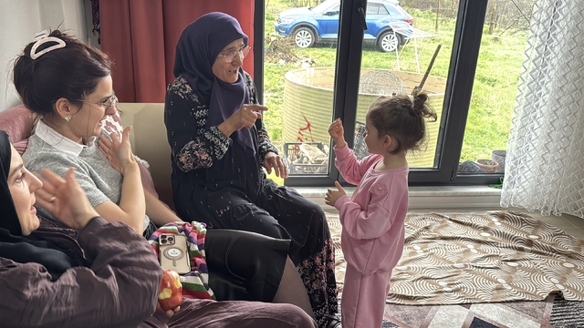 Diller sustu, sevgi konuştu: Bu bayram herkesi duygulandırdı
İşaret diliyle kurulan sevgi dolu iletişim, görenlerin adeta içini ısıttı