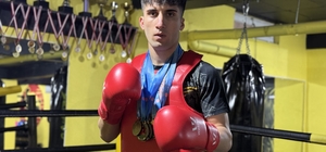 Kum torbasıyla başladığı wushuda hedefi elde ettiği başarılara yenilerini eklemek