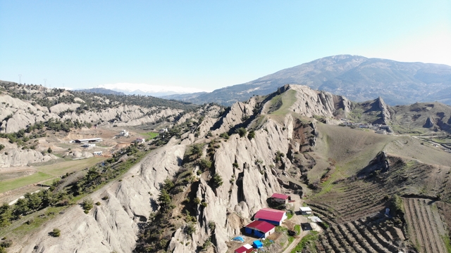 Kahramanmaraş'ta sivri ve keskin kayalar
Ejderha sırtına benzetilen kayalık bölge dron ile görüntülendi