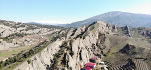 Kahramanmaraş'ta sivri ve keskin kayalar Ejderha sırtına benzetilen kayalık bölge dron ile görüntülendi