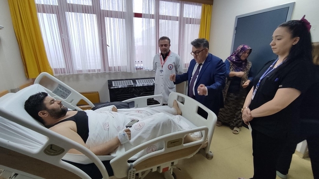 BEUN Rektörü Özölçer'den bayram ziyareti, hastalar ve sağlık çalışanlarıyla bayramlaştı