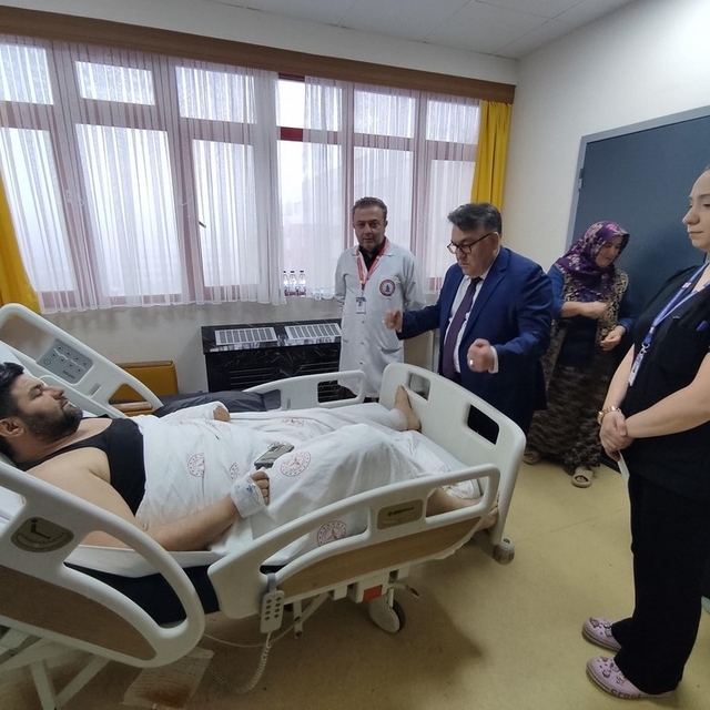 BEUN Rektörü Özölçer'den bayram ziyareti, hastalar ve sağlık çalışanlarıyla...