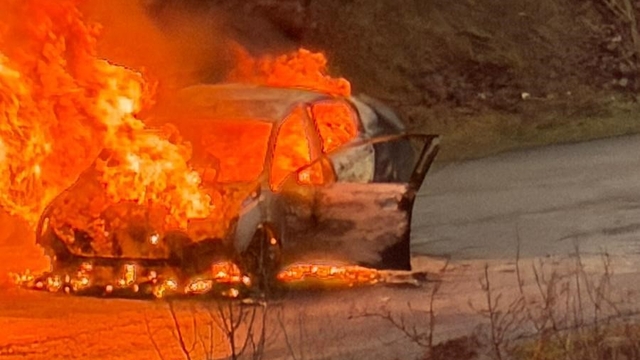 Elazığ'da yanan otomobil küle döndü