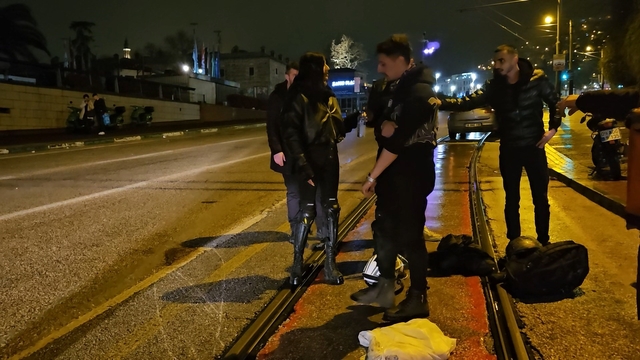 Yağmur birikintisine giren motosikletli yere kapaklandı