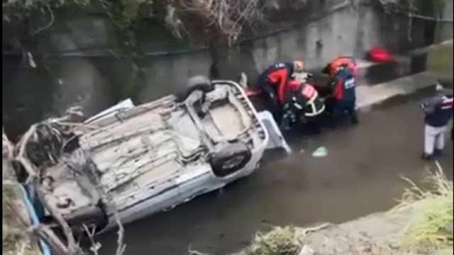 Hafif ticari araç dereye uçtu; 3 ölü, 2 yaralı