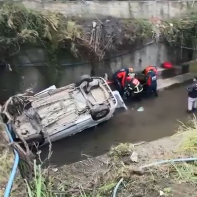 Hafif ticari araç dereye uçtu; 3 ölü, 2 yaralı