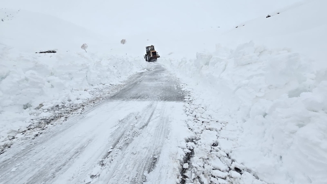 Hakkari'de 13 köy ve 32 mezra yolu ulaşıma kapandı