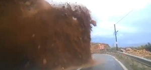 Mersin'de cipin kaya parçalarının altında kaldığı heyelan kamerada