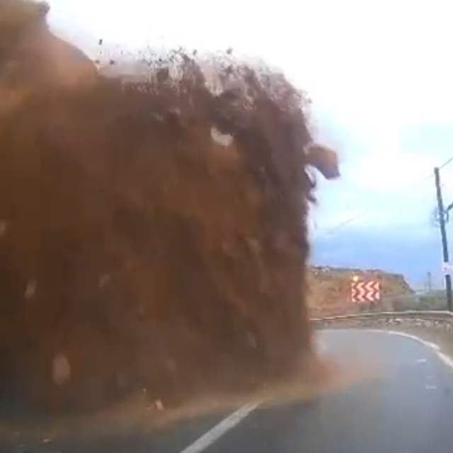 Mersin'de cipin kaya parçalarının altında kaldığı heyelan kamerada