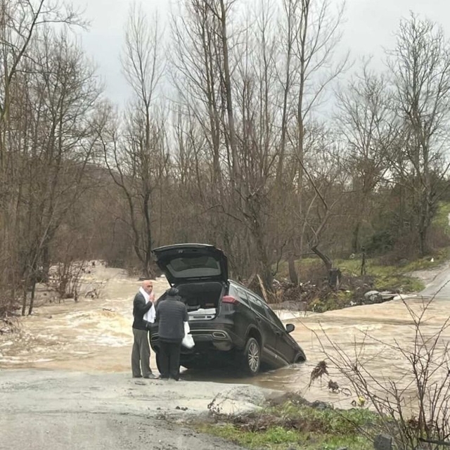 Çanakkale'de köy yolu sağanak yağış sonrası kapandı, bir araç suya kapıldı