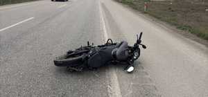 Otomobilin çarptığı motosikletin sürücüsü ağır yaralandı