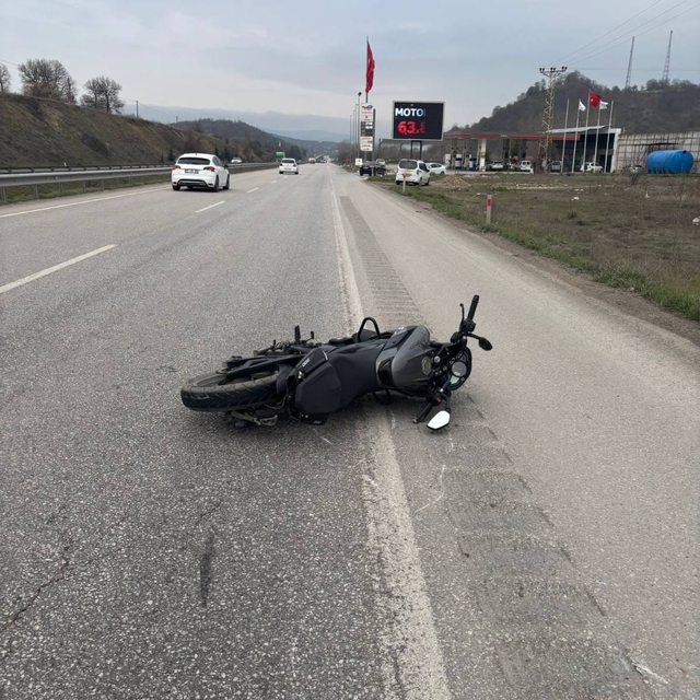 Otomobilin çarptığı motosikletin sürücüsü ağır yaralandı