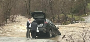 Çanakkale’de sağanak nedeniyle köy yolu kapandı, otomobil suya kapıldı