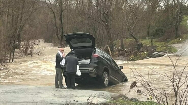 Çanakkale'de sağanak nedeniyle köy yolu kapandı, otomobil suya kapıldı