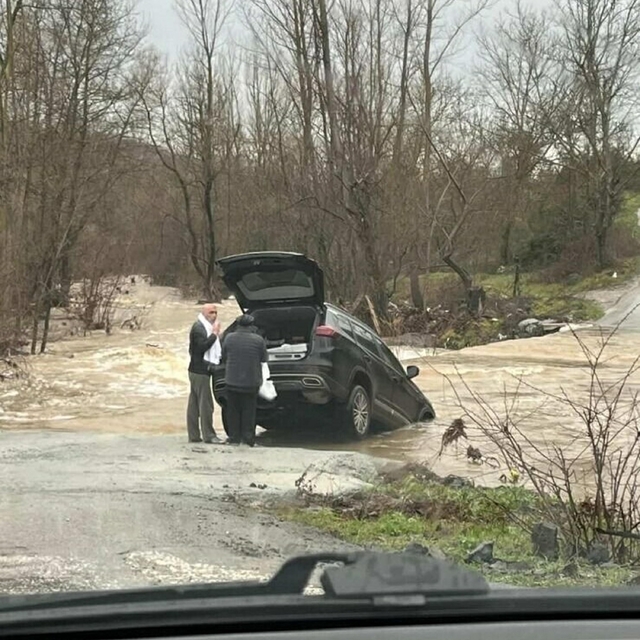 Çanakkale'de sağanak nedeniyle köy yolu kapandı, otomobil suya kapıldı