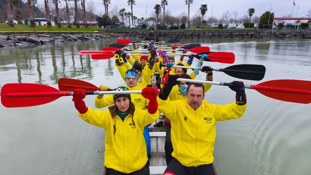 Down Sendromu Farkındalık Haftası'nda sporcular renkli çoraplarla kürek çekti