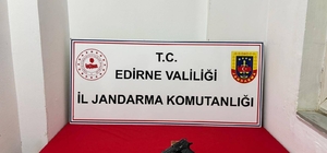 Tabancayla ateş ederken arkadaşını yaraladı