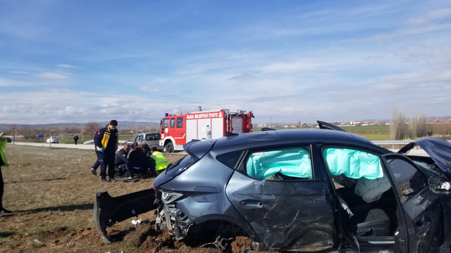 Otomobille hafif ticari aracın çarpıştığı kaza kamerada; 1'i çocuk, 6 yaralı