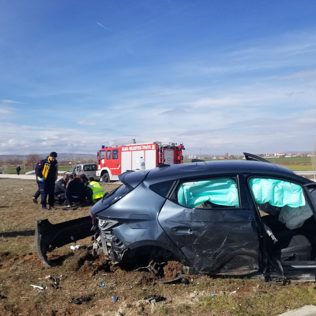 Otomobille hafif ticari aracın çarpıştığı kaza kamerada; 1'i çocuk, 6 yaral...