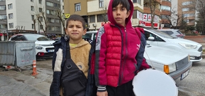 Yeğeniyle birlikte bayram harçlığı toplayan küçük davulcu O davul çalarken, yeğeni ise mani söyledi Eskişehir'de 11 yaşındaki çocuk, ışıkta bekleyen sürücülere davul çaldı