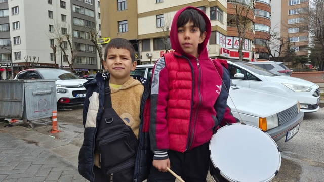 Yeğeniyle birlikte bayram harçlığı toplayan küçük davulcu
O davul çalarken, yeğeni ise mani söyledi
Eskişehir'de 11 yaşındaki çocuk, ışıkta bekleyen sürücülere davul çaldı