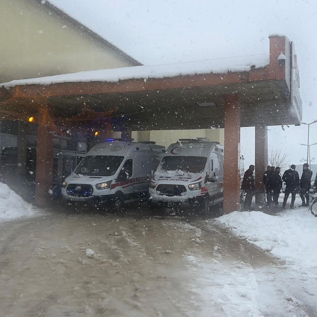 Yüksekova'da otomobille kamyonet çarpıştı: 1 ölü, 8 yaralı