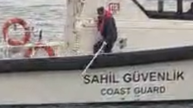 Denizde hareketsiz halde bulunan kadın hastaneye kaldırıldı