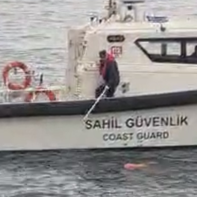 Denizde hareketsiz halde bulunan kadın hastaneye kaldırıldı
