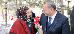 Kars’ta bayramda şehitliğe anlamlı ziyaret Vali Ziya Polat, "Fatihalar, dualar aziz şehitlerimiz için"