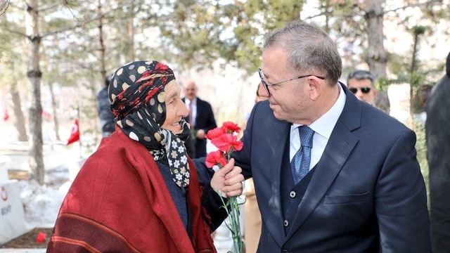 Kars'ta bayramda şehitliğe anlamlı ziyaret
Vali Ziya Polat, "Fatihalar, dualar aziz şehitlerimiz için"