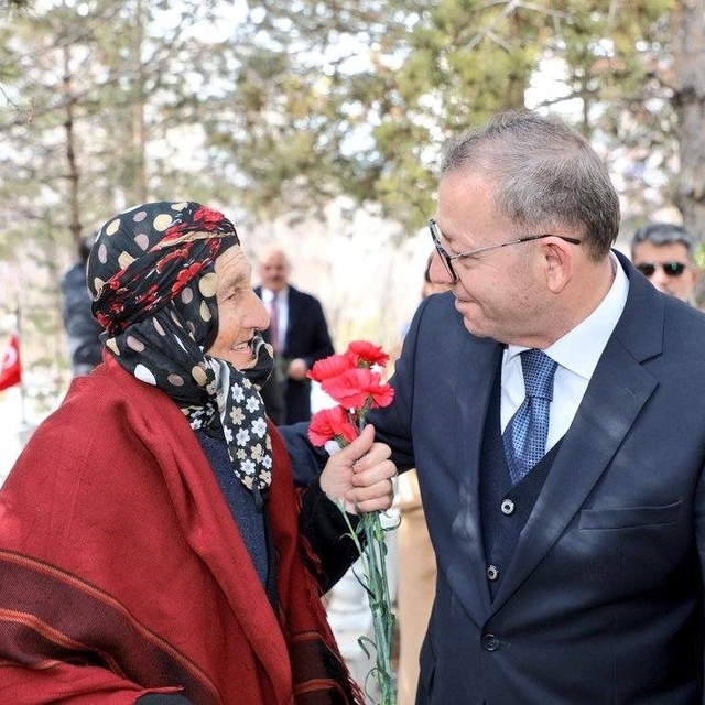 Kars'ta bayramda şehitliğe anlamlı ziyaret
Vali Ziya Polat, "Fatihalar, dua...