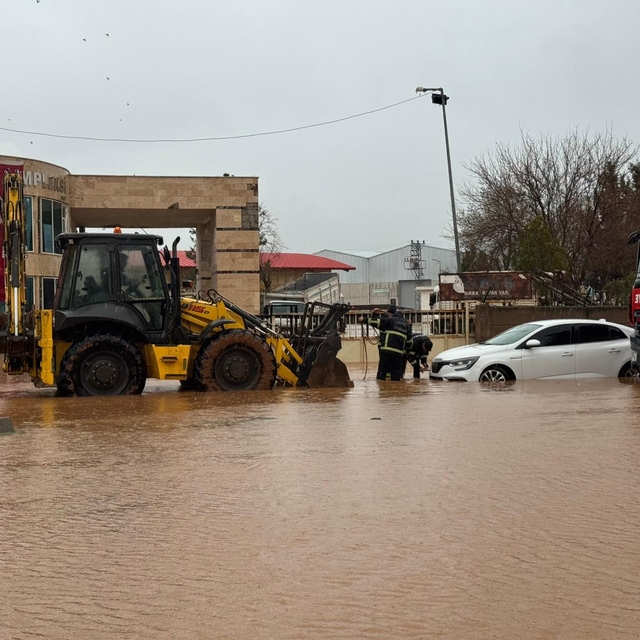 Viranşehir'de aşırı yağış sele neden oldu: 9 kişilik aile kurtarıldı