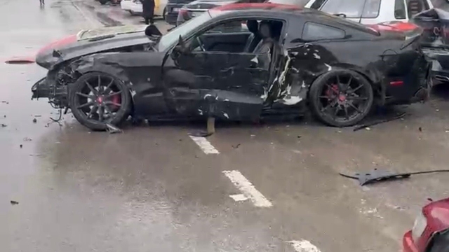 Elazığ'da otomobil park halindeki 4 araca çarptı