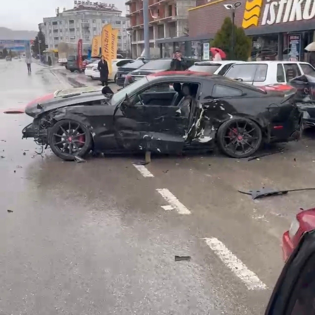 Elazığ'da otomobil park halindeki 4 araca çarptı