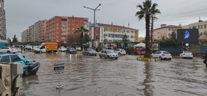 Kızıltepe’de sağanak nedeniyle cadde ve sokaklar göle döndü