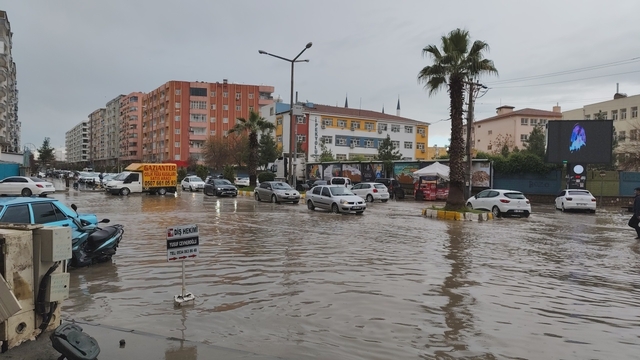 Kızıltepe'de sağanak nedeniyle cadde ve sokaklar göle döndü