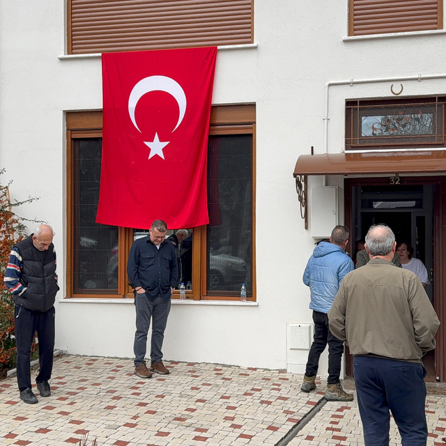 Katar'da düşen helikopterde şehit olan binbaşı Taştekin'in Isparta'daki ail...