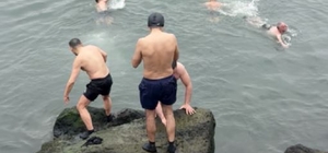 10 derece sıcaklıkta denize girdiler