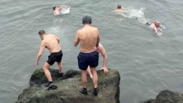 10 derece sıcaklıkta denize girdiler