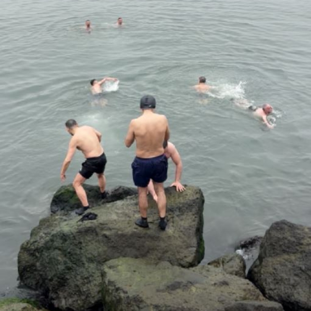 10 derece sıcaklıkta denize girdiler