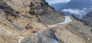 Kozluk'ta heyelan nedeniyle kapanan köy yolları açıldı