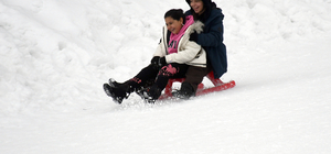 Sarıkamış Kayak Merkezi'nde tatilin son gününde çocuklar kızak keyfi yaşadı